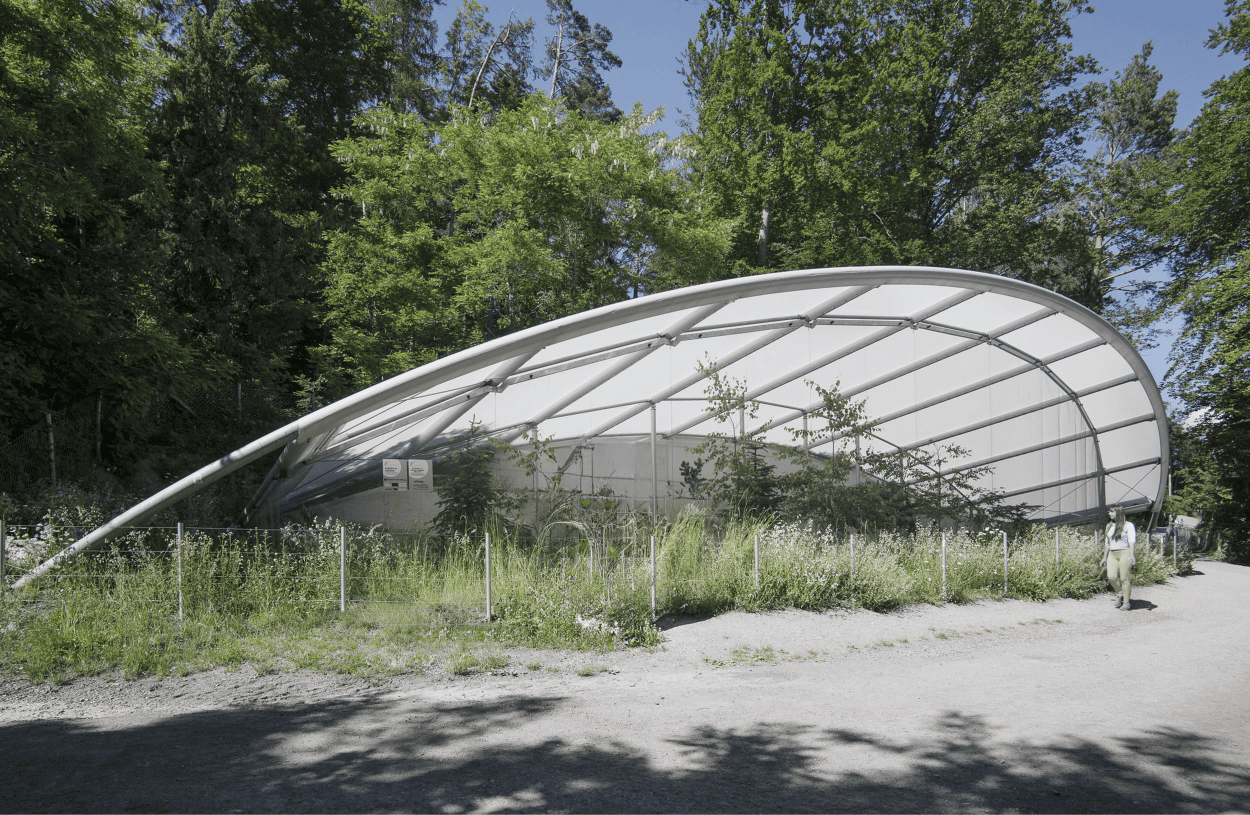 Hochwertiges, nachhaltiges Architekturdesign mit innovativer Überdachung im Freien.